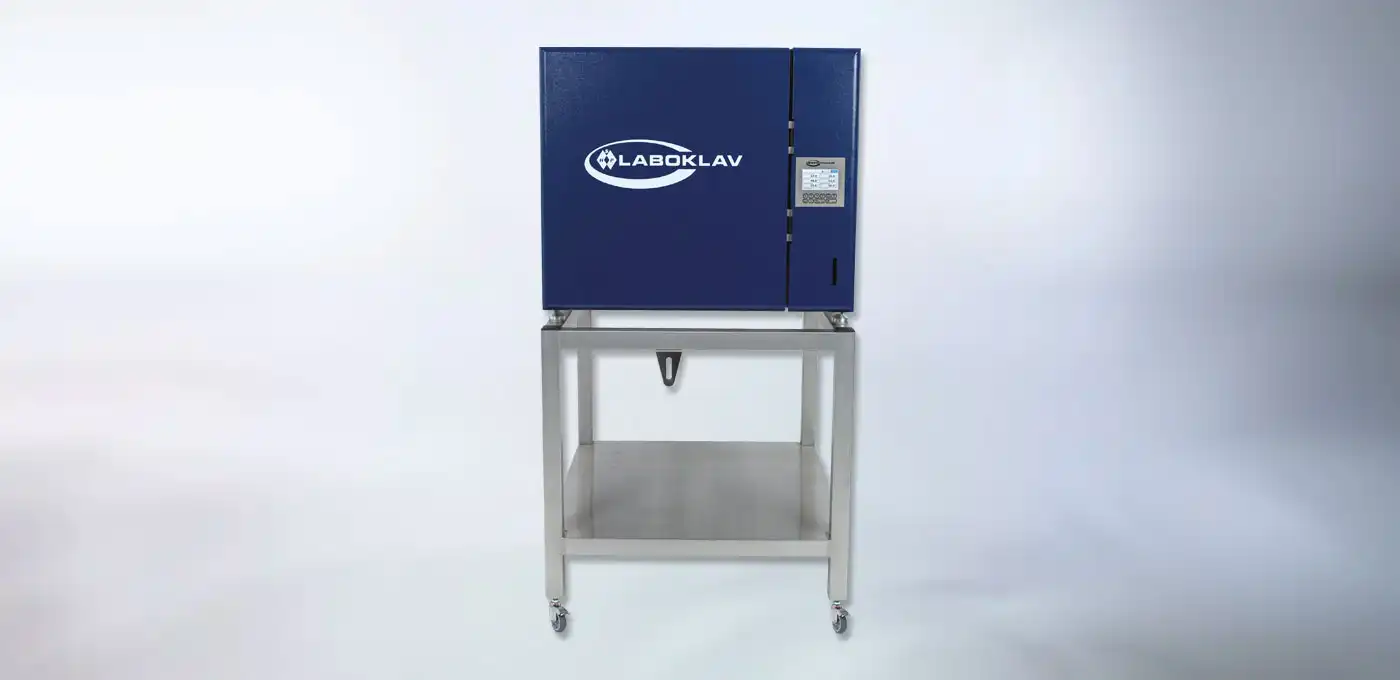 Kobieta obsługuje automat sterylizacyjny